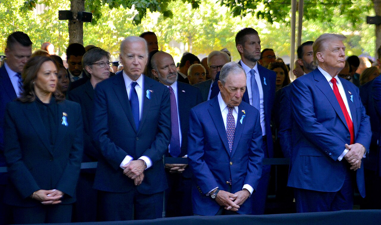 Kamala Harris, Joe Biden, Michael Bloomberg a Donald Trump se 11. září 2024 zúčastnili vzpomínkové ceremonie k 23. výročí obětí 11. září, Master Sgt. Gregory Williams