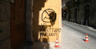 Graffito anticomunista a Siracusa Foto di Giovanni DallOrto