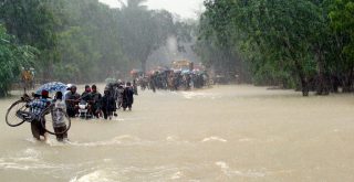 People tackling the floods in Vanni Sri Lanka photo trokilinochchi